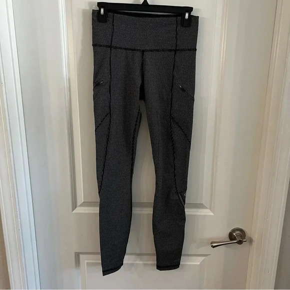 B124 Lululemon Black And Silver Reflective Full Length Leggings Size 6 - Picture 1 of 5